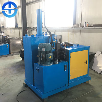 Taglio idraulico che tira lo statore del motore elettrico che ricicla macchina